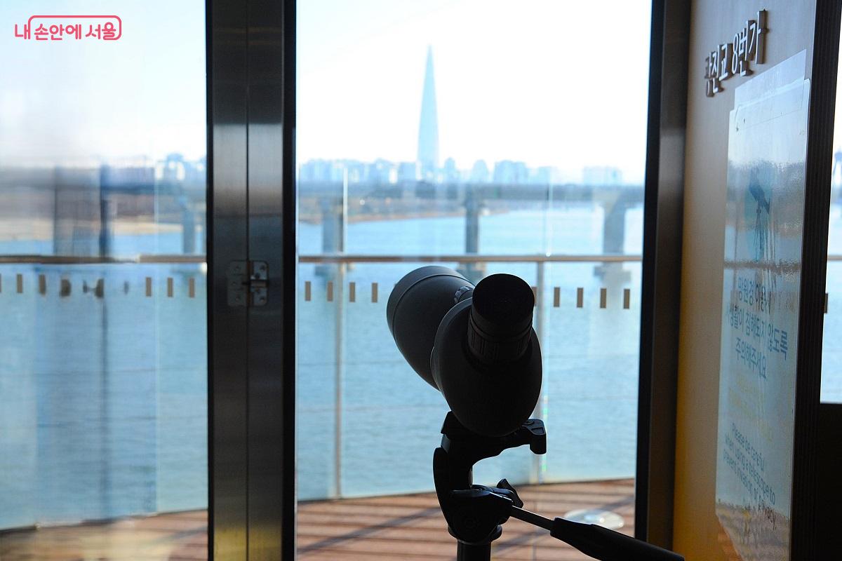라운지 내에 설치된 망원경 ‘광8’로 한강 일대를 살펴볼 수 있다. ⓒ조수봉