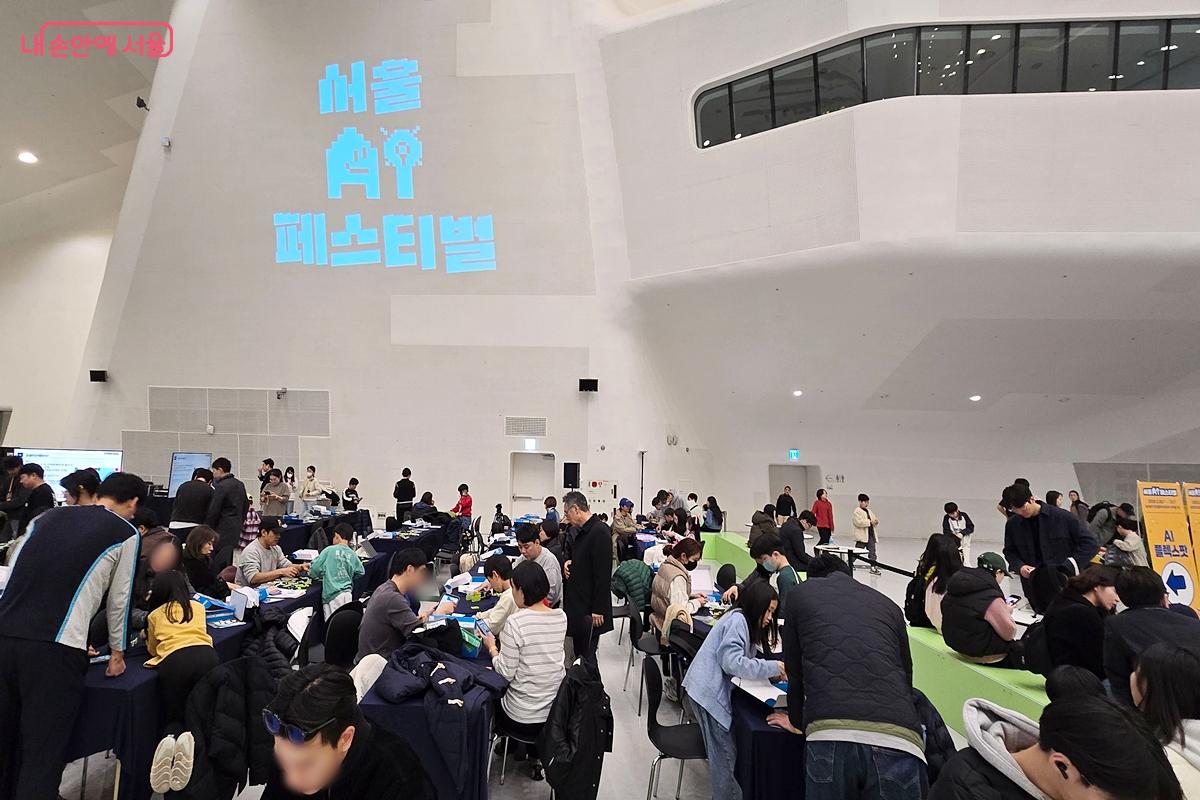 AI 서울 백일장 및 사생대회와 AI 로봇 활용 가족 경진대회가 열리고 있다. ⓒ김윤경