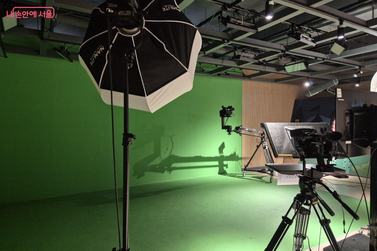 가상 스튜디오에서는 크로마키 체험이나 아나운서 체험도 해볼 수 있다
