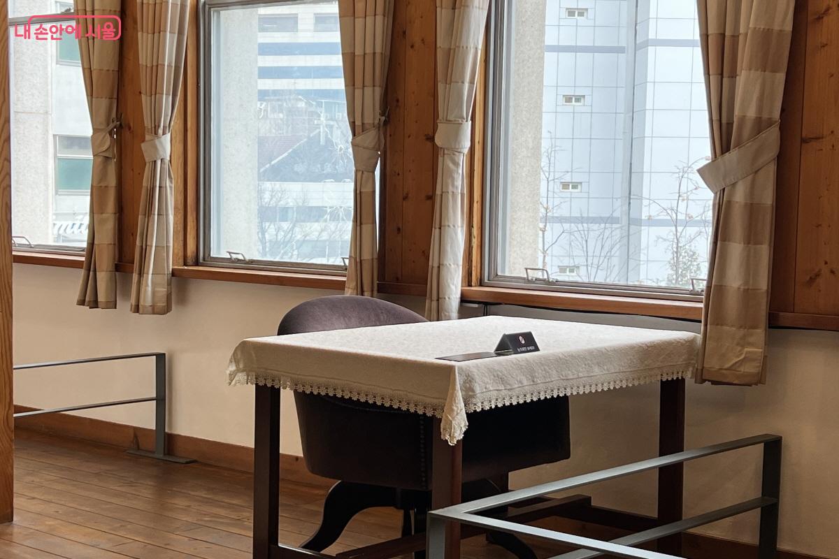 총탄의 흔적이 기록된 유리창 &copy;박지영 