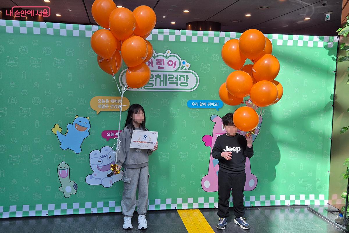 1층 로비 한켠에 오렌지색 고무풍선과 함께 포토존이 마련되었다.