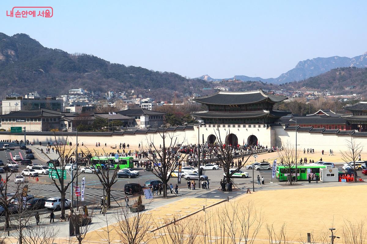 포근하게 감싸고 있는 북악산과 경복궁이 조화를 이룬 서울 중심부의 파노라마 &copy;이봉덕