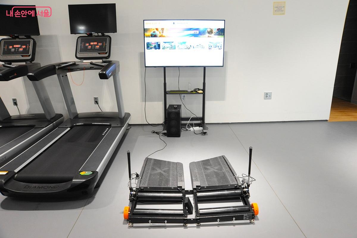 휠체어를 탄 채 화면을 따라 여러 유형의 운동을 할 수 있다. &copy;조수봉