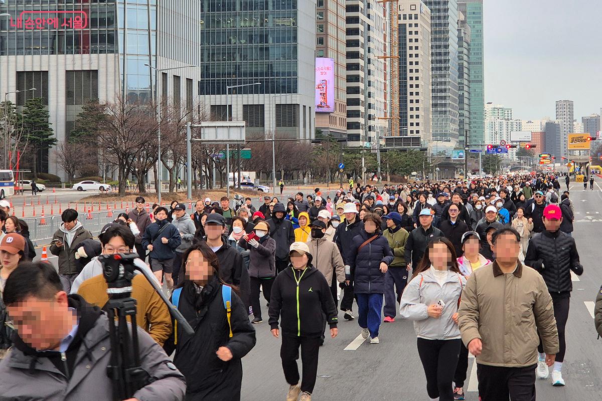 매일 똑같이 분주하고 바쁘던 서울의 아침이 시민 모두를 위한 쉼과 운동의 시간으로 변화하는 모습은 경이롭기까지 하다.