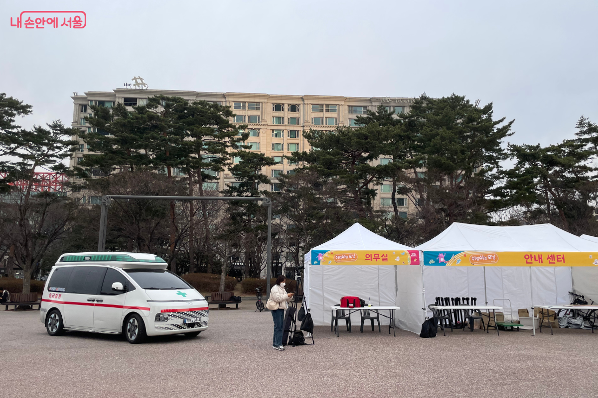 여의도공원 내 설치된 현장 안내센터와 의무실 &copy;이서윤