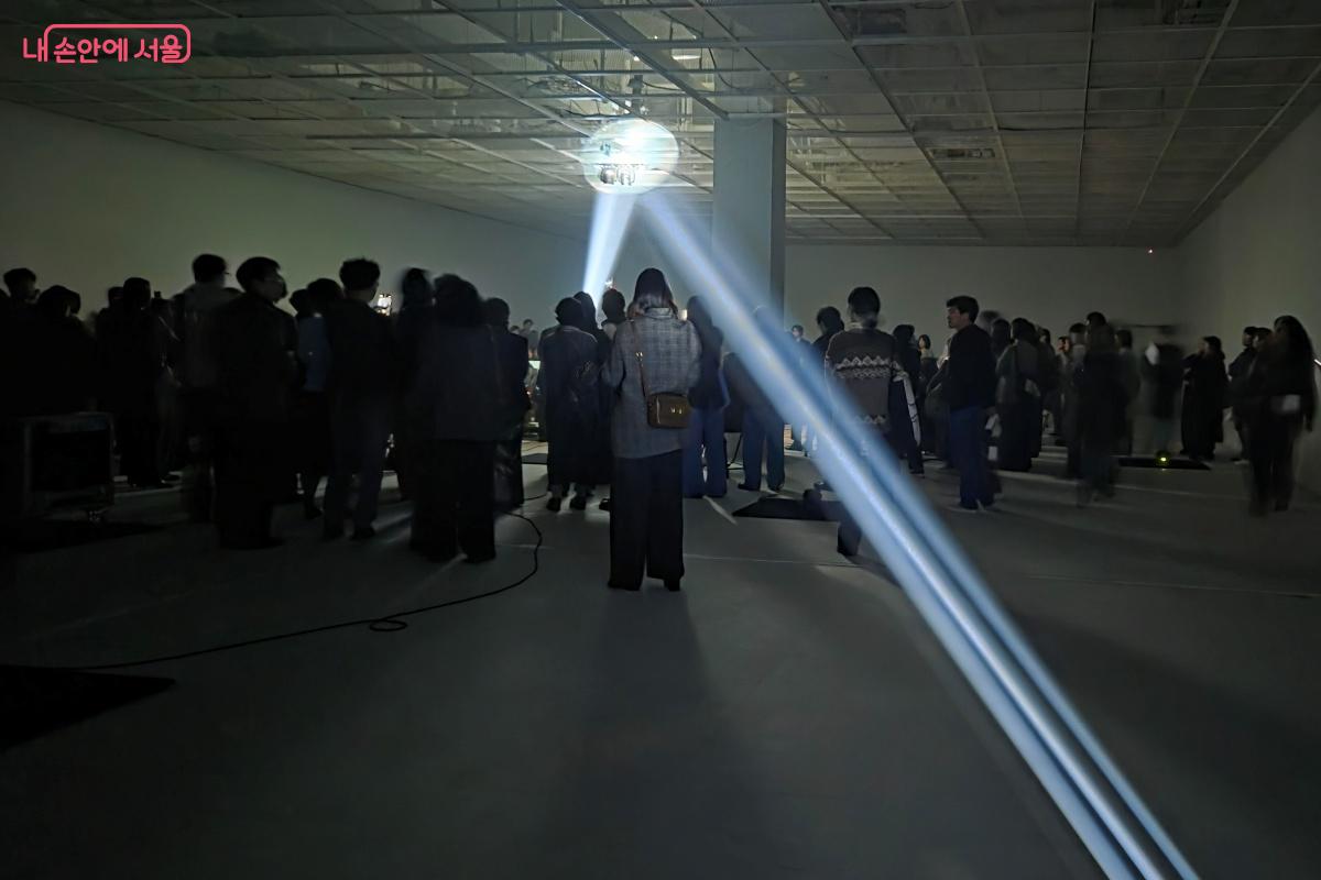 특히 전시실 2에서 진행된 작품은 어둠 속에서 마주한다. &copy;김미선