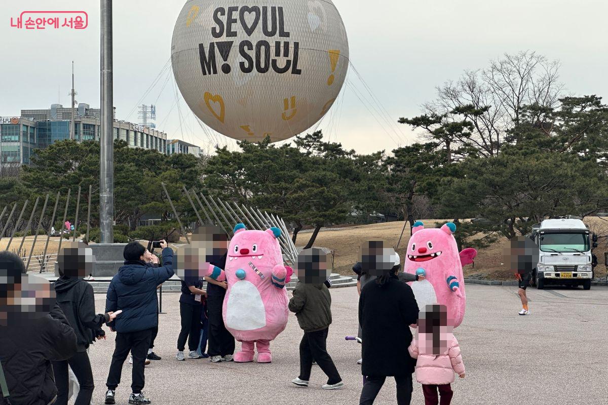 해치 캐릭터와 시민들이 사진을 찍고 있다.&copy;김재형