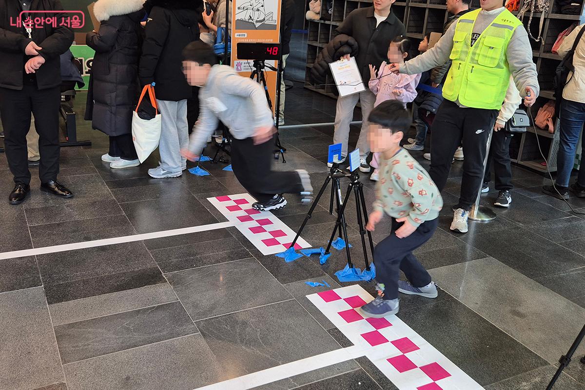 10m 달리기 측정 구역에서 온 힘을 다해 달리는 어린이들의 모습