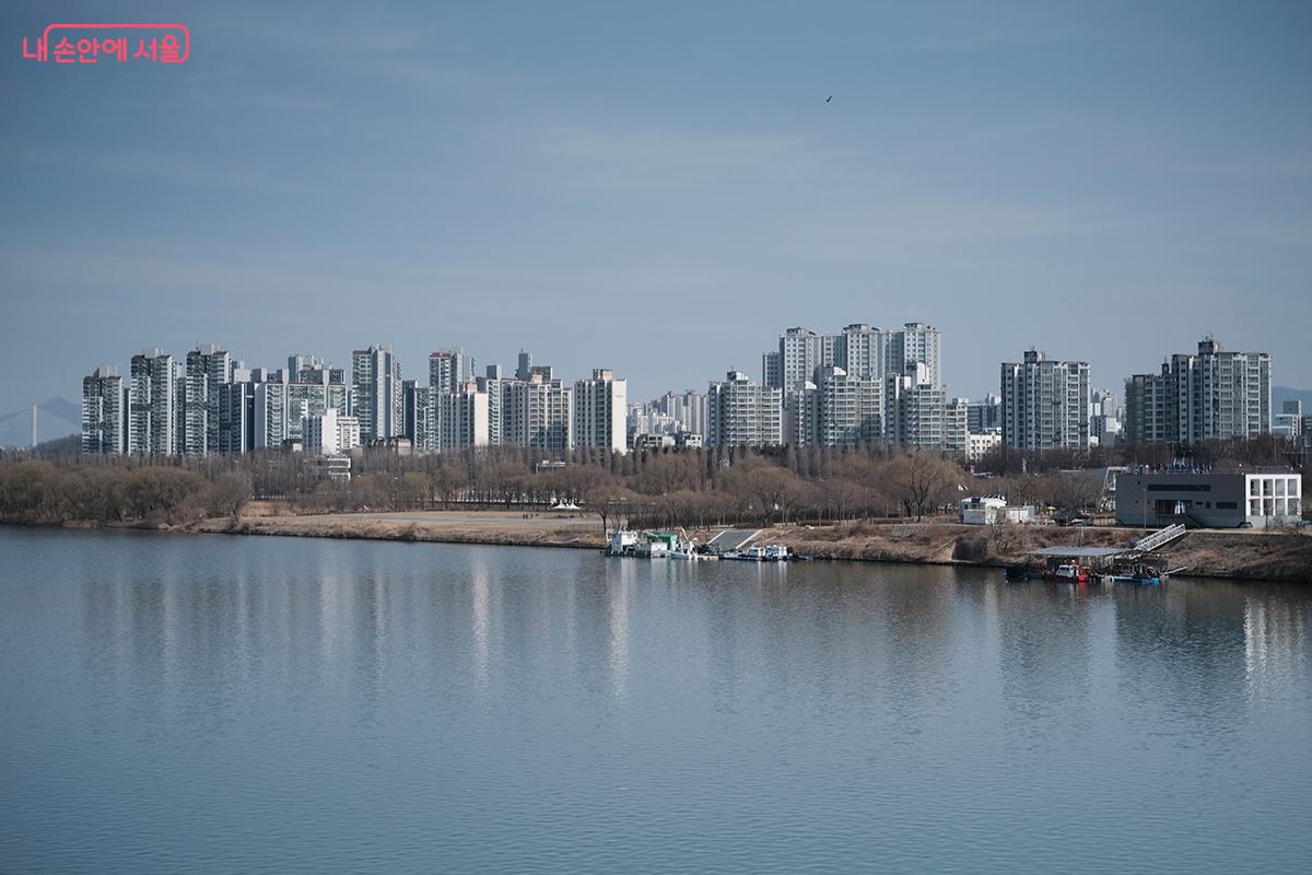 암사생태공원&middot;광나루 한강공원도 시원하게 조망할 수 있다. &copy;김아름