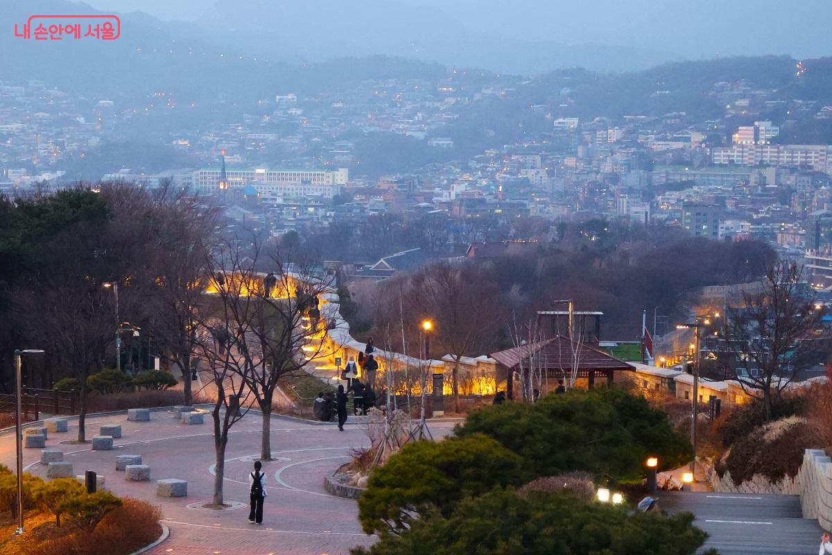 낙산성곽을 따라 흐르는 은은한 조명이 낙산의 밤을 낭만으로 채운다. &copy;이봉덕