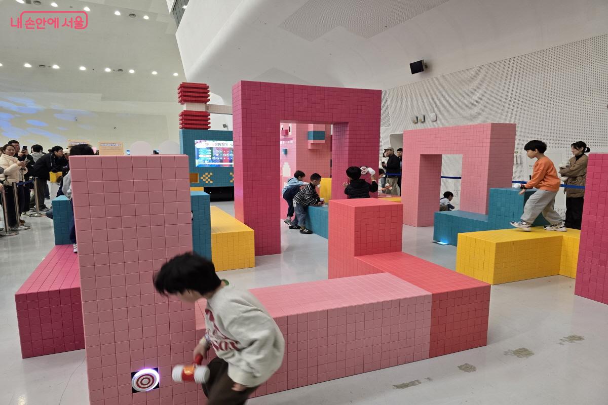 ‘서울 AI 페스티벌 2026’ 휴게공간에서 뛰놀고 있는 아이들 ⓒ조수연