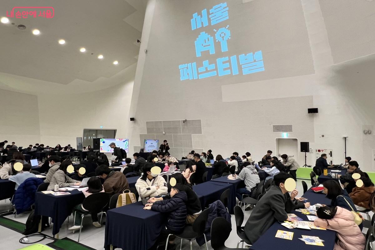 '약자와 동행하는 서울'을 주제로한  백일장에 참여한 시민들ⓒ박지영