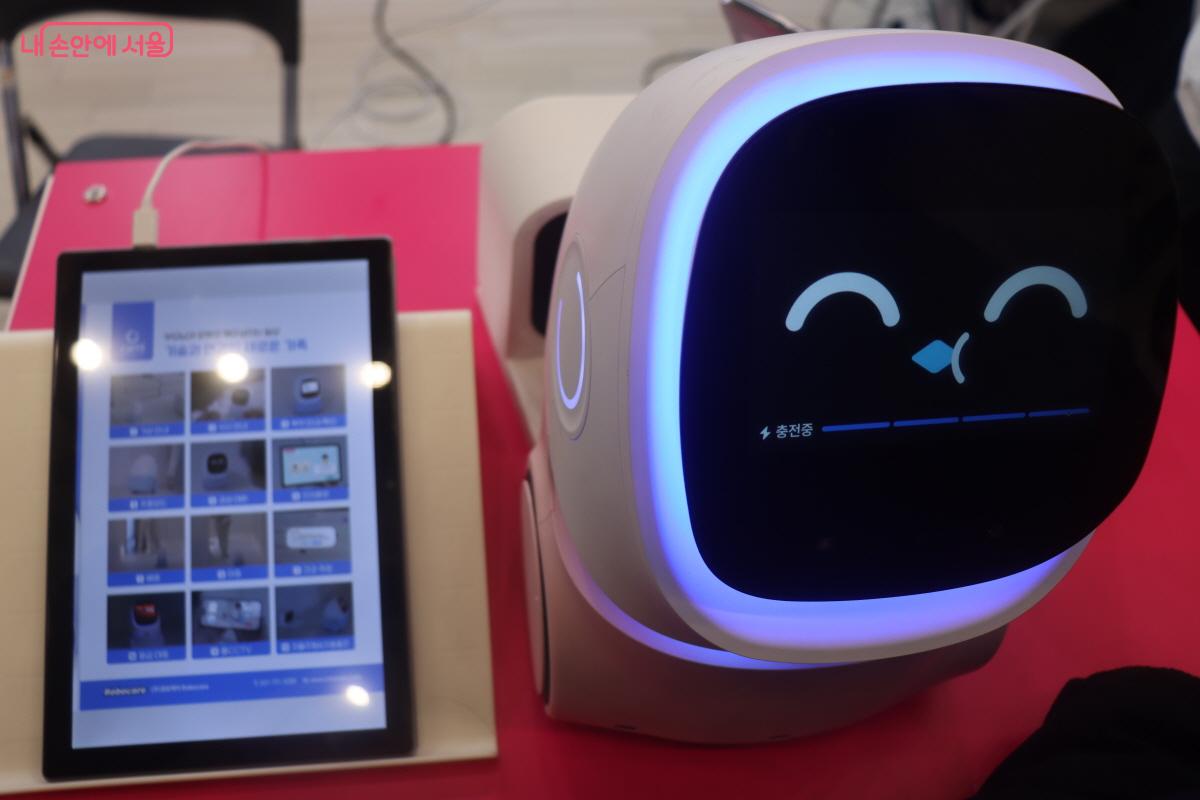 어르신의 안부 전화와 식습관 등을 확인하는 로봇 &copy;조송연