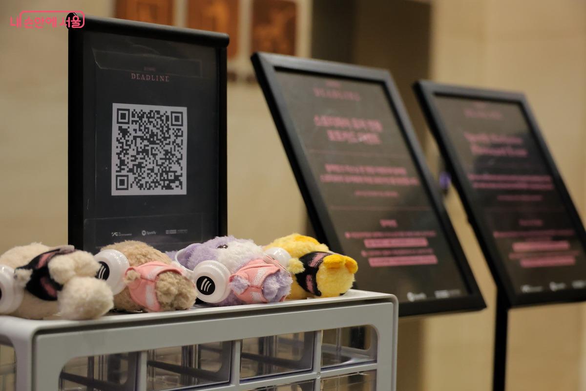 QR코드를 열면 블랙핑크의 음성으로 국립중앙박물관 유물 8점 설명을 들을 수 있다. &copy;박성환