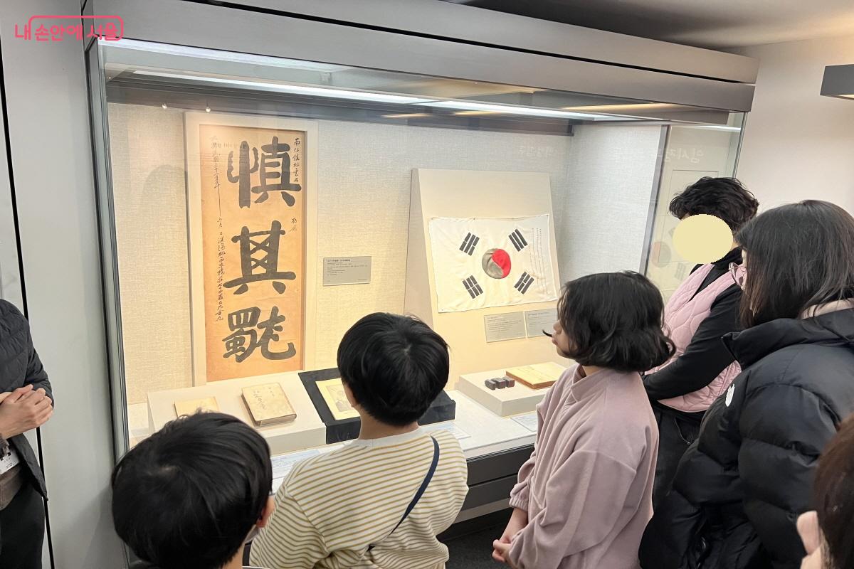 전문 해설사의 설명을 들으면 더 생생하게 현장을 느낄 수 있다. &copy;박지영