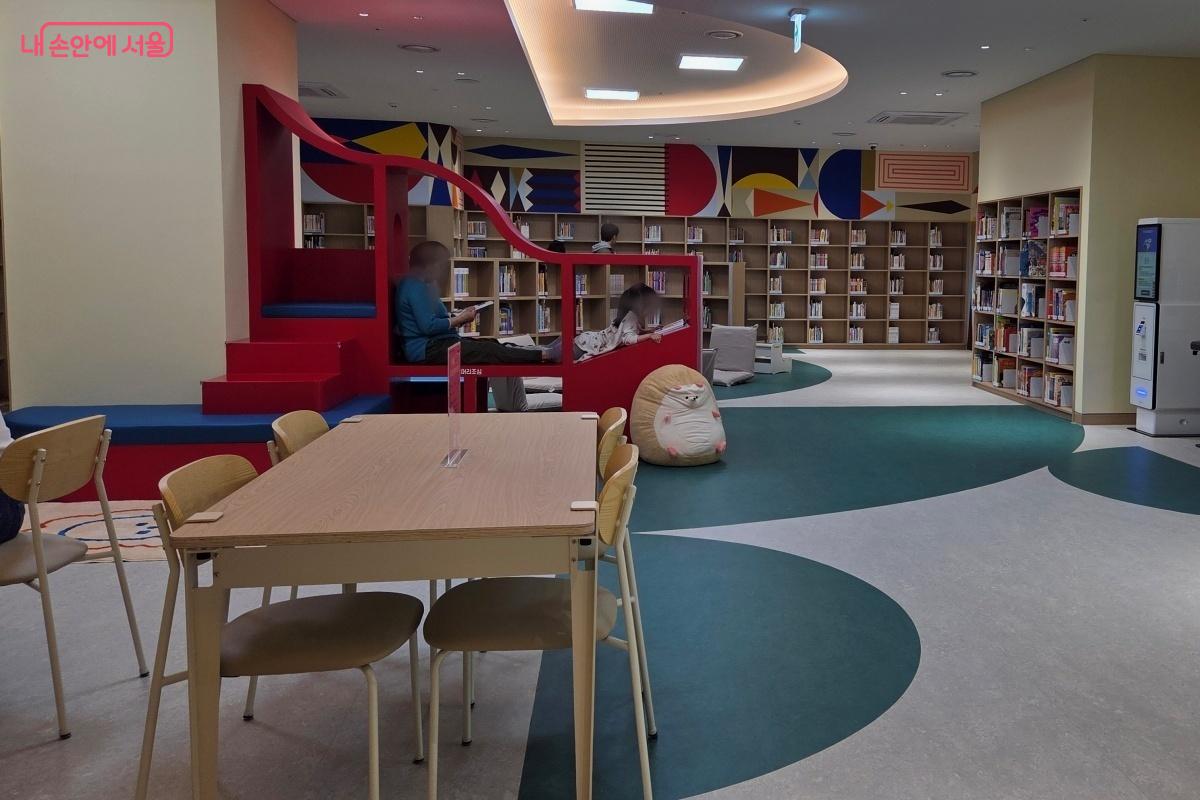 독서를 하는 손녀와 할머니의 모습이 보기 좋았다. &copy;김미선 