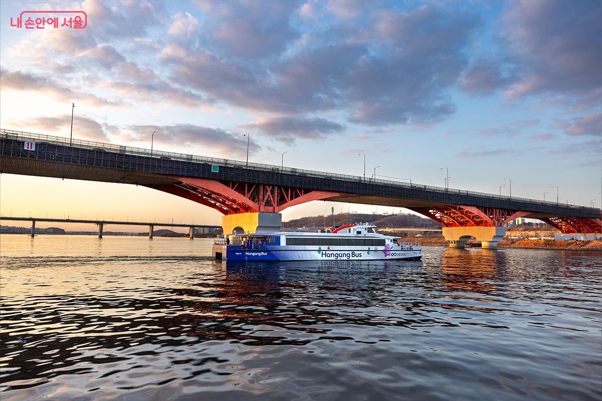 한강 위를 가르는 한강버스 전경ⓒ장신자