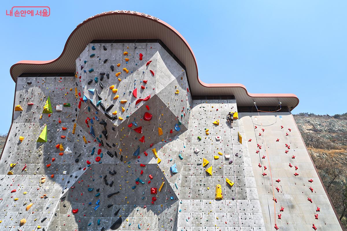 전문 클라이밍 대회가 열릴 정도로 수준 높은 시설을 갖추었다. ©김주연