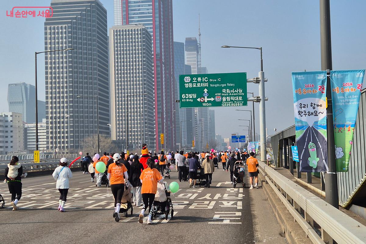 이날 행사는 서울시와 내비게이션 업체의 협력을 통해 우회로를 안내하고, 버스 노선을 변경하는 등의 노력으로 시민 불편을 최소화했다.