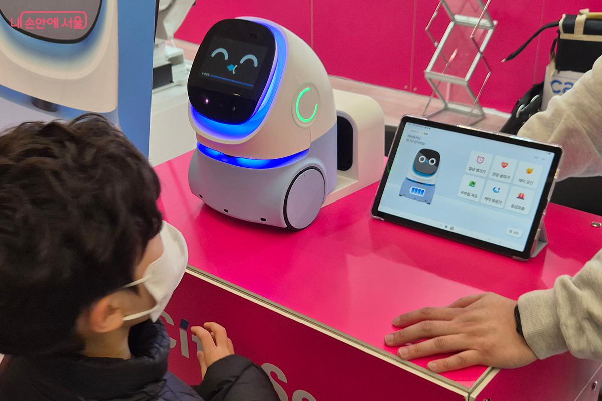 17종의 국내 휴머노이드가 동시에 모인 &lsquo;휴머노이드로봇존&rsquo;