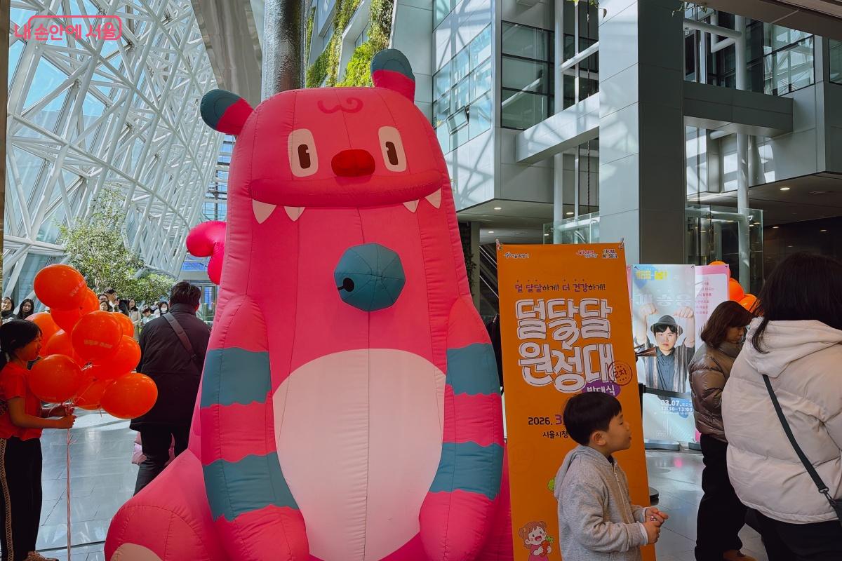 서울시청 1층에 해치와 함께 사진을 찍을 수 있도록 포토존이 마련됐다. &copy;노윤지