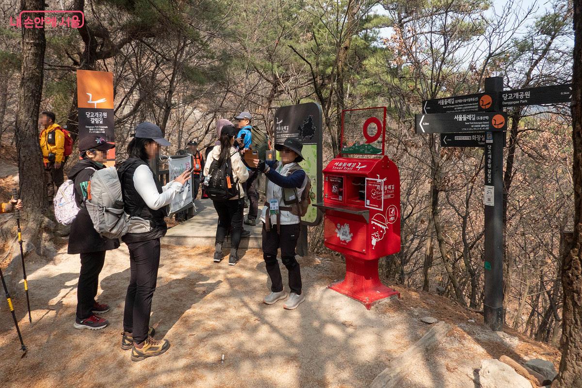 도시 속 자연을 만나는 대표 걷기  2코스 시작점. GPS 기반 모바일 인증으로 완주 기록을 남기는 서울둘레길 참가자들 &copy;김인수