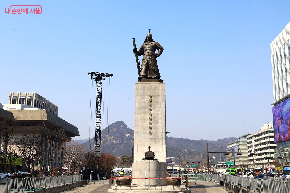 나라를 지킨 성웅의 기개, 웅장하게 우뚝 선 이순신 장군 동상 &copy;이봉덕