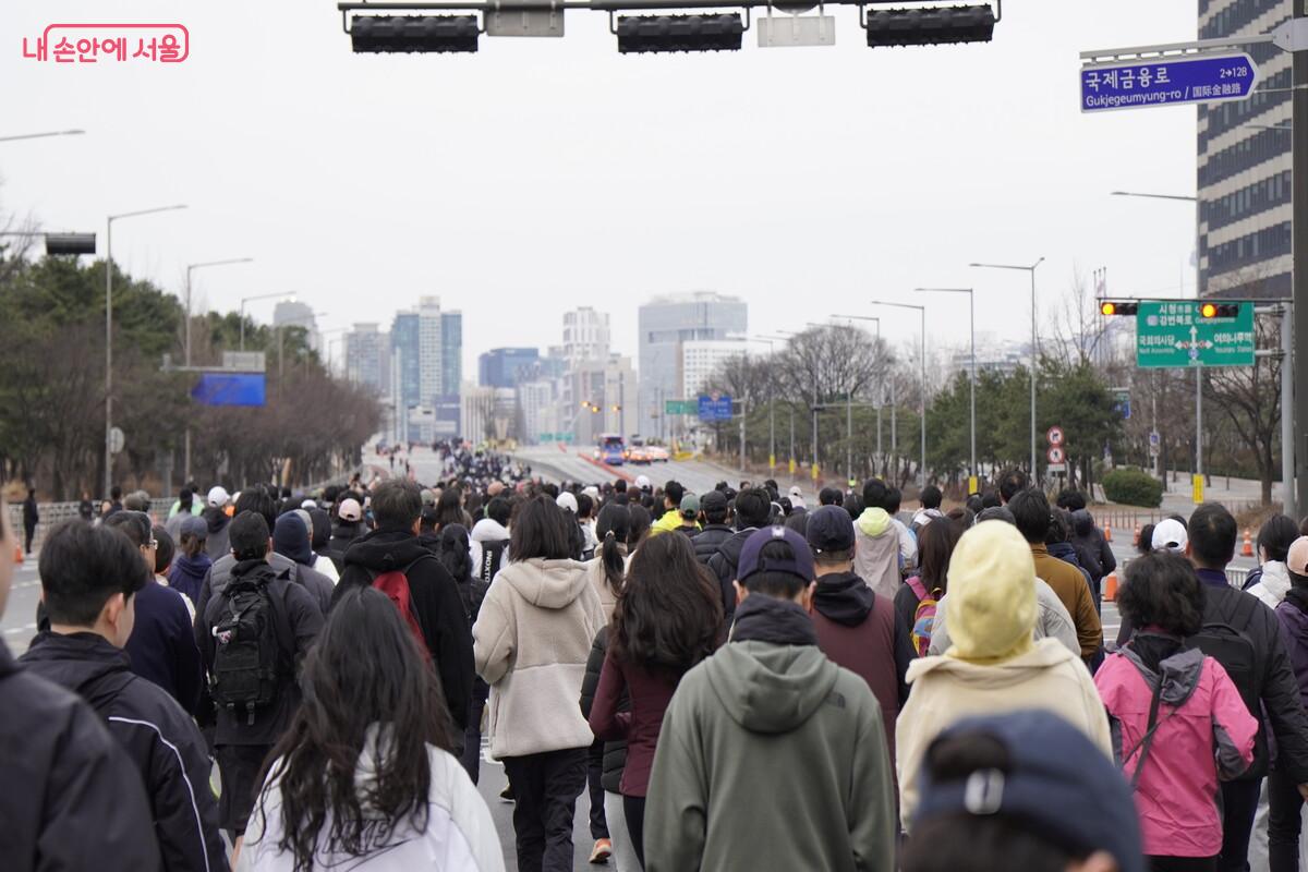 여의도공원 문화의 마당에서 출발한 참가자들은 따스한 아침 햇살을 등지고 마포대교를 향해 가벼운 발걸음을 옮기기 시작했다.