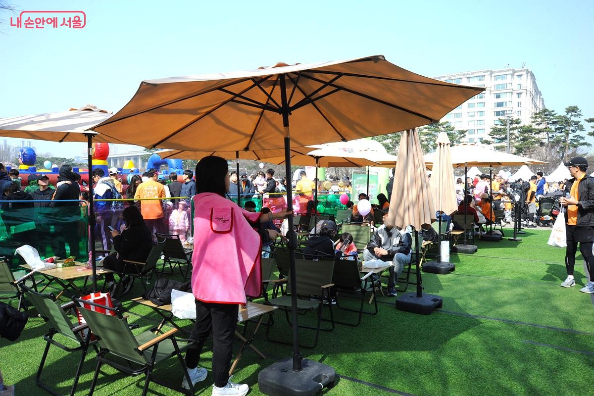 캠핑촌 분위기로 꾸며진 부모 대기 장소 &copy;조수봉