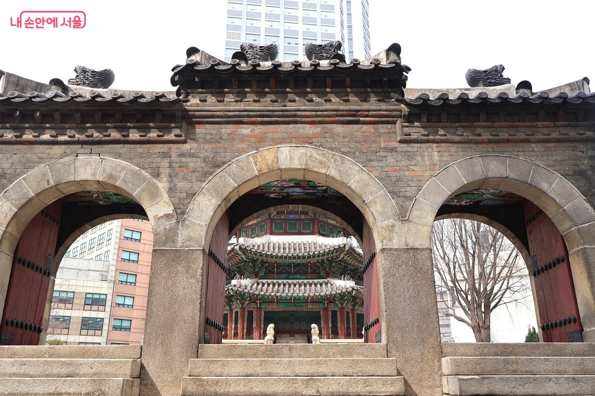 환구단 정문인 석조 삼문 중앙을 통해 바라본 팔각 황궁우의 정교한 대칭미 &copy;김대진 