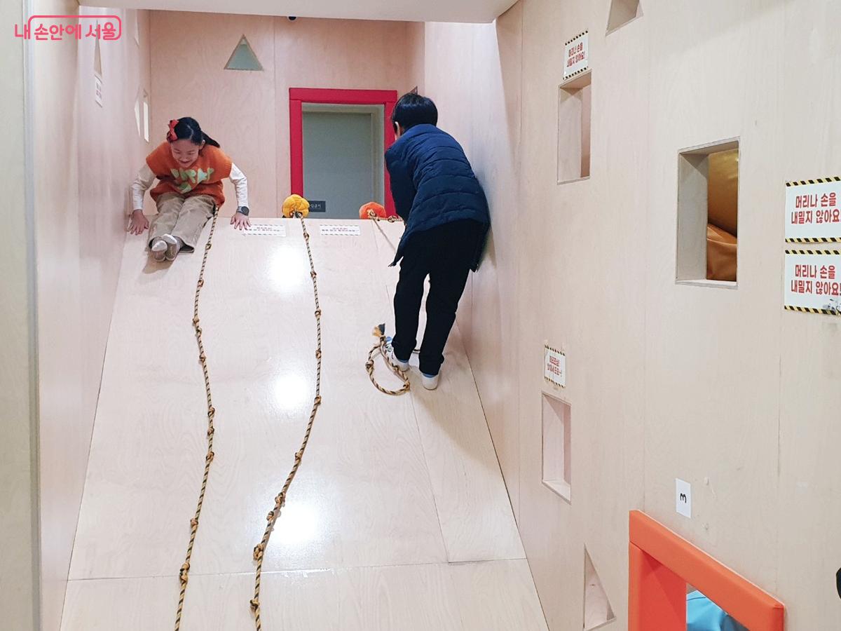 '서대문구 8호점 우리동네키움센터' 로프클라이밍 시설 &copy;엄윤주