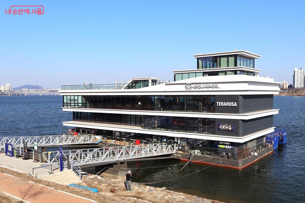 잠실선착장에서 출발했다. 한강 물길 여정의 시작, 파노라마 뷰의 서막이 열린다. ⓒ이봉덕