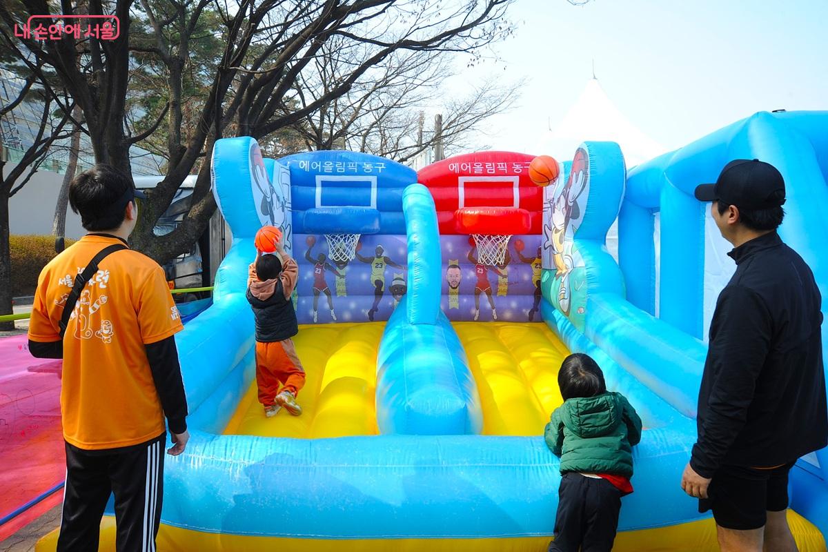 스포츠 바운스 4종(농구&middot;야구&middot;축구&middot;양궁)의 기구가 새롭게 설치됐다. &copy;조수봉