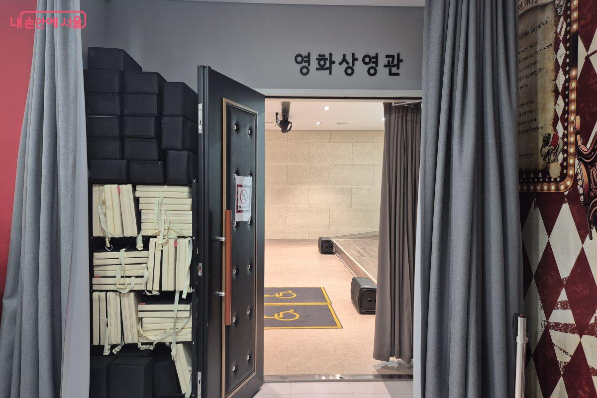 영화상영관 입구