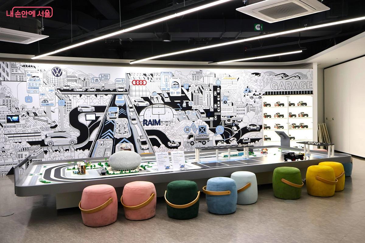 2층에 전시된 미래 도시의 자율주행 네트워크를 미니어처 모델로 구현한 대형 전시물 &copy;김대진