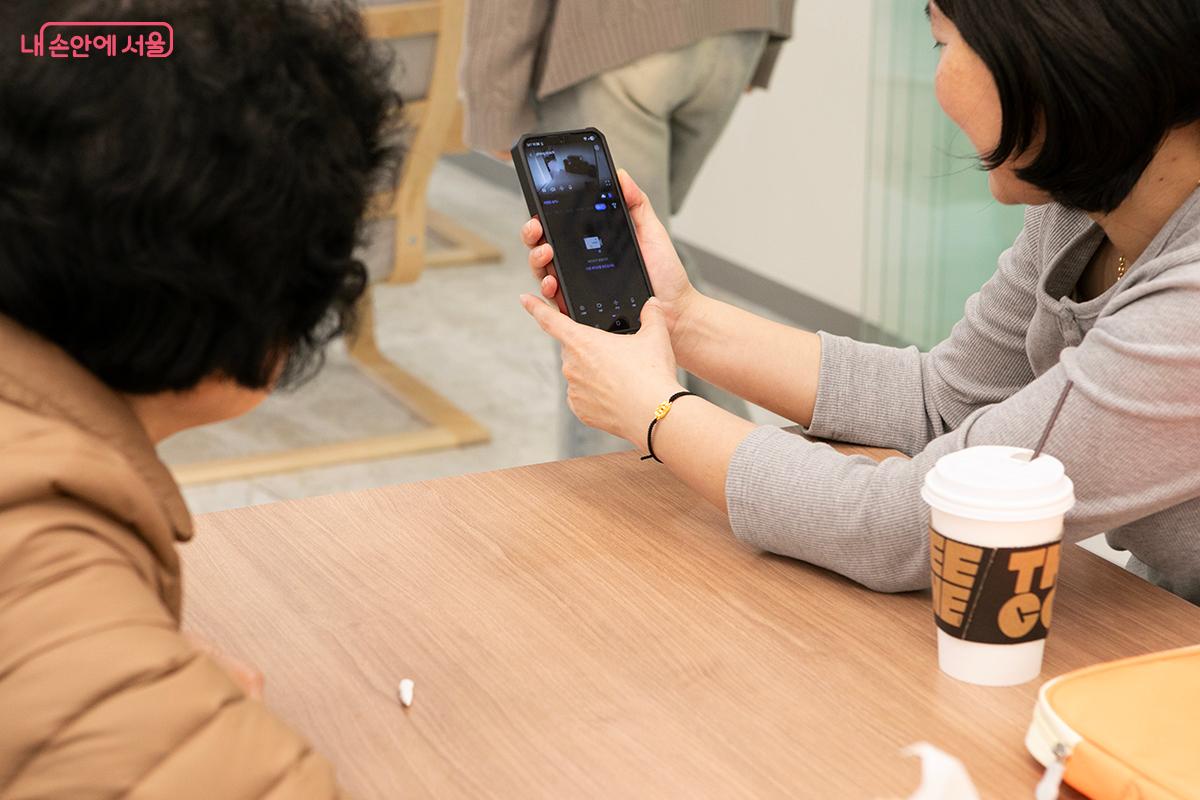 원할 경우 가벼운 대화로 타인과의 '느슨한 연결'을 만들 수 있다. &copy;이란 