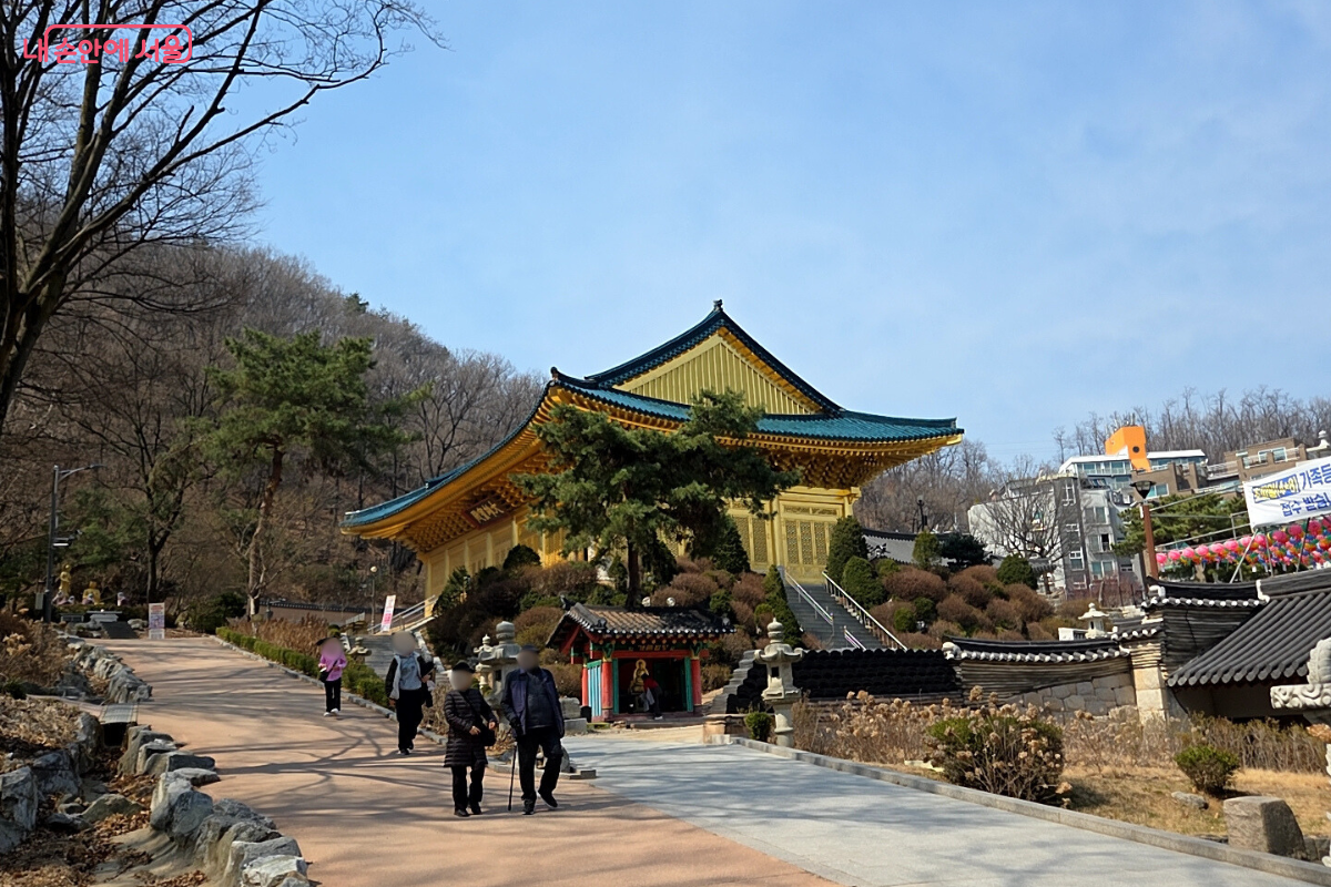 수국사 입구에서 바라본 대웅전 전경 모습 &copy;김승아