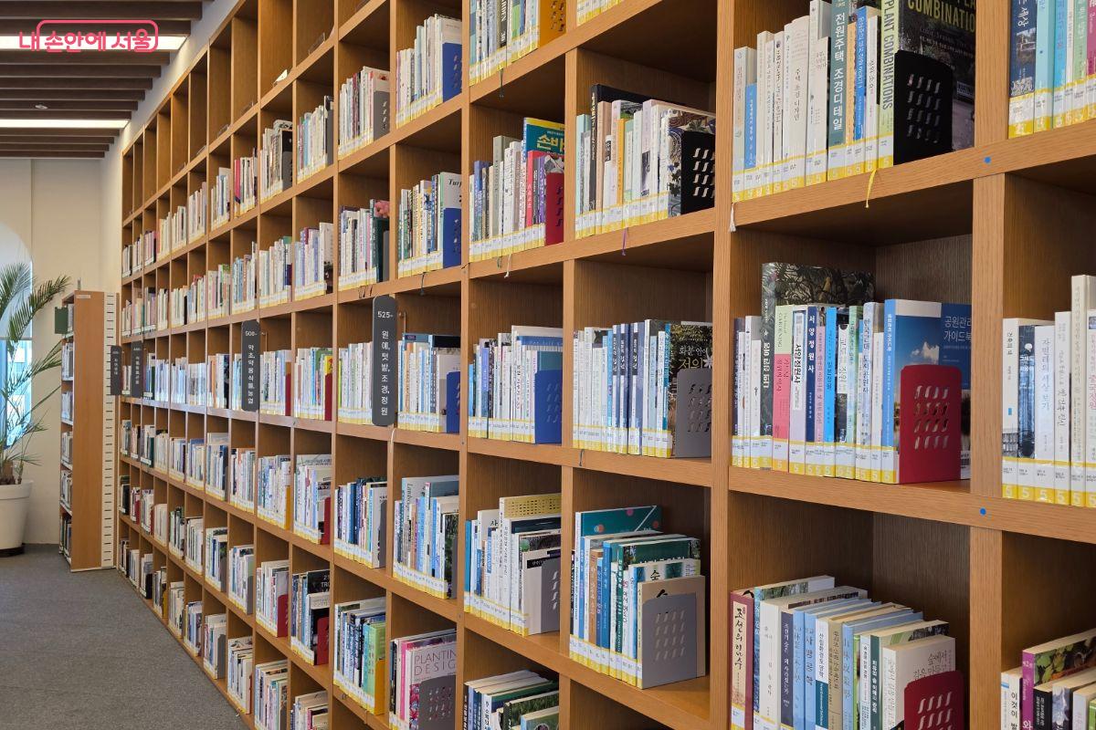 식물전문도서관에는 식물과 관련된 다양한 도서를 읽어볼 수 있는 자리도 마련되어 있다.