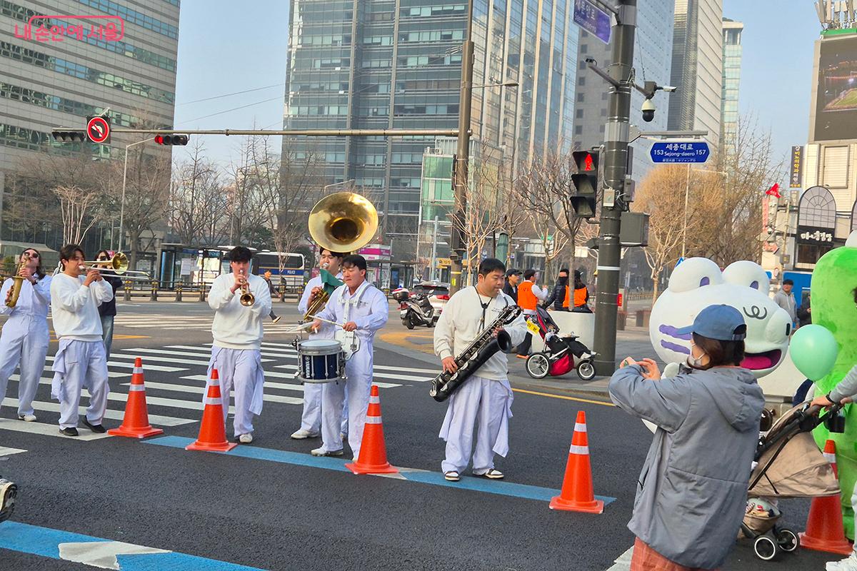 세종로에서 숭례문으로 이어지는 코스에서 거리 악단이 경쾌한 연주로 시민들을 응원했다.