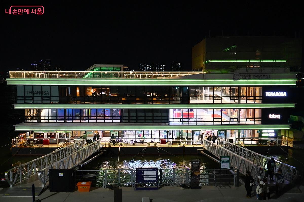 복합 문화 공간으로 거듭난 한강버스 선착장이 환한 조명으로 시민들의 발길을 머물게 한다. ⓒ이봉덕