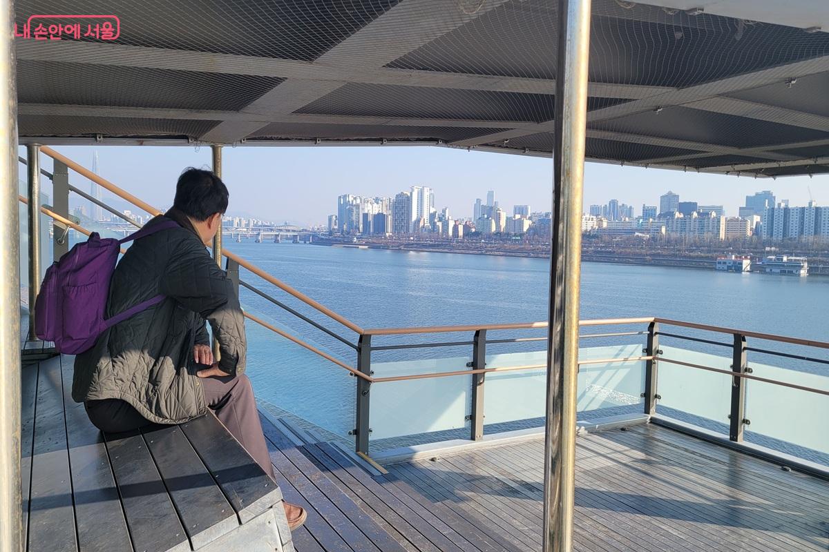 한강을 바라보며 잠시 쉬어가기 좋은 성수구름다리 휴식 공간 &copy;조연