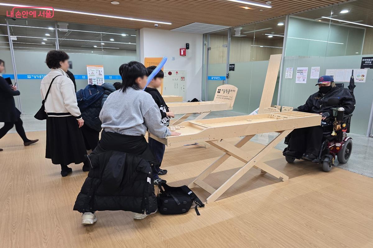 규칙이 간단해 누구나 쉽게 즐길 수 있는 게임이다. &copy;강사랑