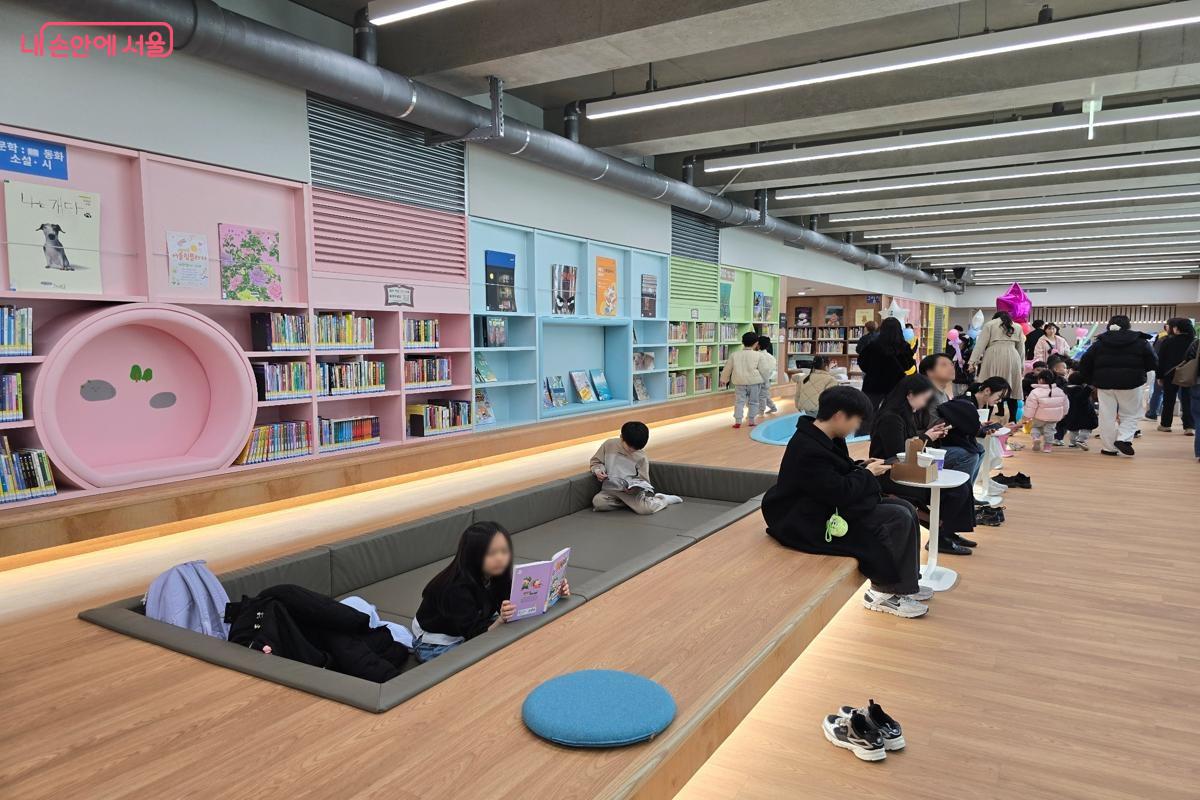 지하 1층 어린이도서관의 소음 친화 공간 '자유존' &copy;강사랑