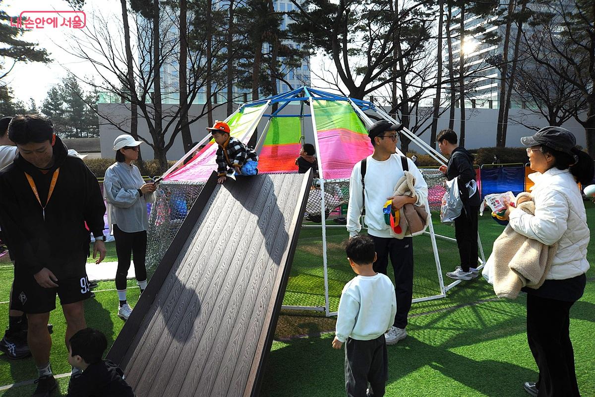 신종 놀이기구 &lsquo;테라리움(정글짐)&rsquo; &copy;조수봉 