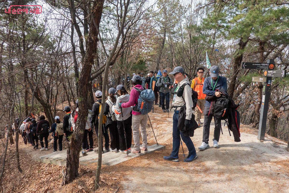 서울둘레길을 안내하는 강사와 스태프들. 원정대 100명이 걷지만, 실제 현장에는 150여 명이 함께 움직인다. &copy;김인수