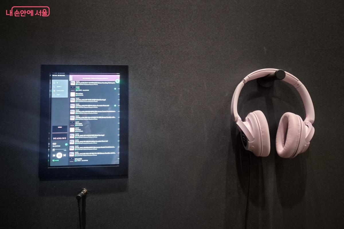 스포티파이 플레이리스트를 헤드셋으로 들을 수 있습니다.