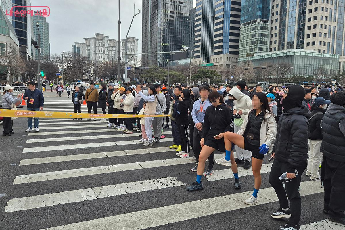 런닝 출발 전 음악에 맞춰 스트레칭으로 몸을 푸는 시민들 &copy;이혜숙