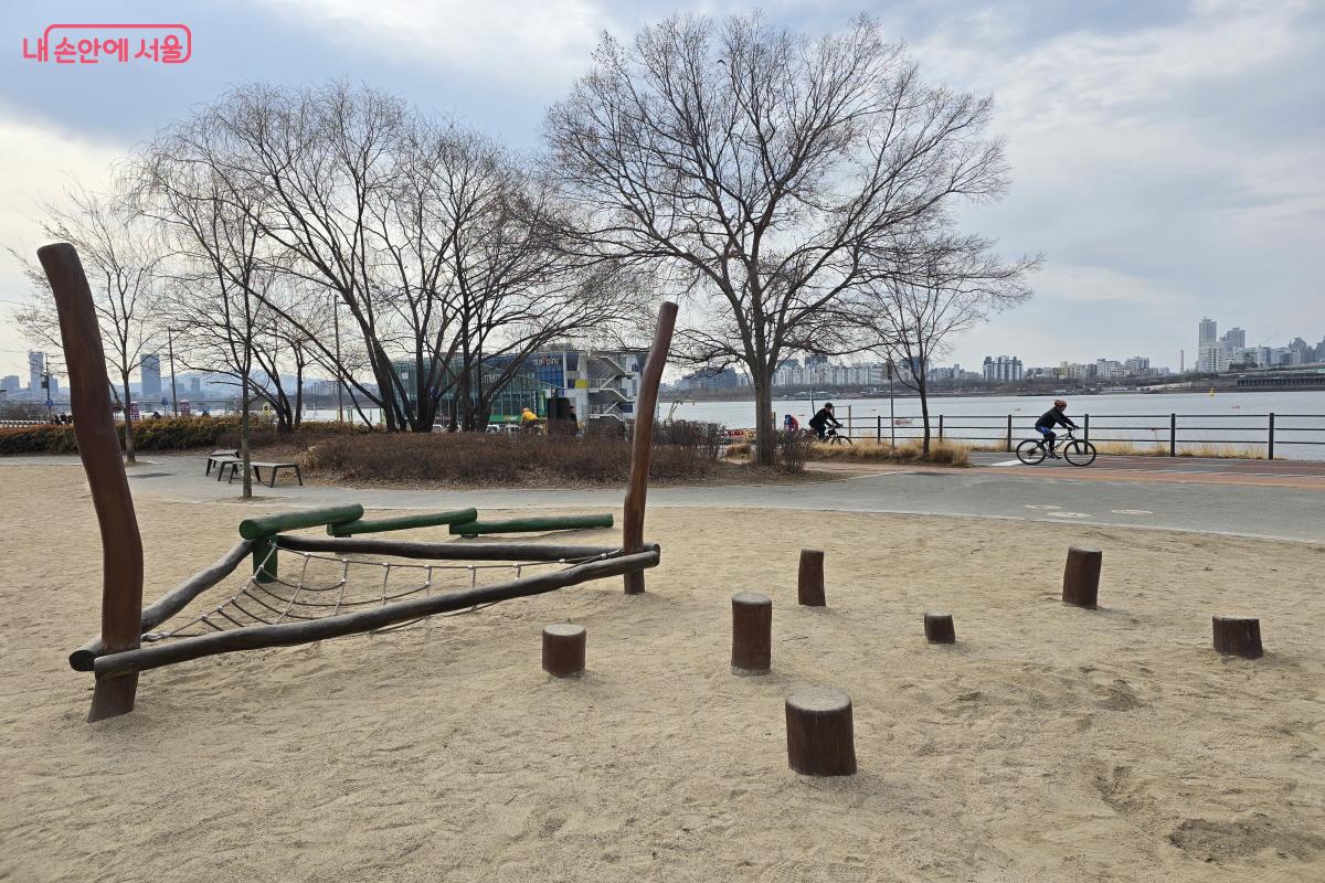 놀이기구가 있다.