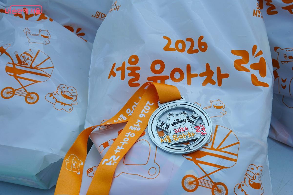 &lsquo;2026 서울 유아차 런&rsquo; 완주 메달과 간식 꾸러미 &copy;조수봉