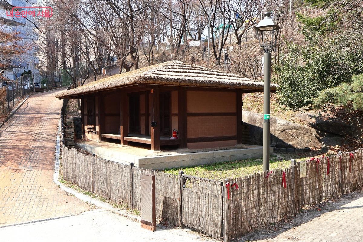 정순왕후가 옷감에 물을 들이며 생계를 이은 소박한 공간, 비우당 &copy;김대진